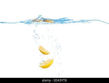 Frammenti di limone che cadono in acqua su sfondo bianco Foto Stock