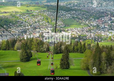 Vista panoramica aerea della città di Lucerna (Lucerna) e del lago di Lucerna dalla funivia Pilatus in una soleggiata giornata primaverile in Svizzera. Foto Stock