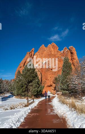 Coppia che cammina sui sentieri innevati del Garden of the Gods Park di Colorado Springs, CO Foto Stock