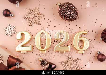 Composizione natalizia con baule e 2026 anni Foto Stock