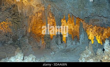 Retroilluminazione che mostra le suggestive caratteristiche della grotta nelle Carlsbad Caverns nel New Mexico Foto Stock