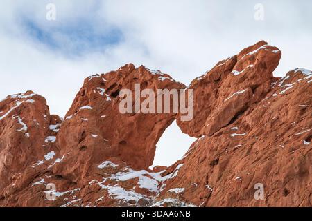 Bacio cammelli formazione di roccia rossa spolverata di neve al Garden of the Gods Park di Colorado Springs, CO Foto Stock