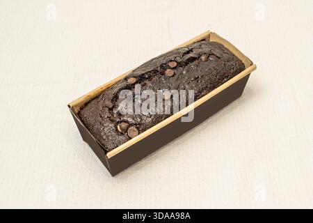 Torta di caffè e nocciole dal gusto intenso, condita con ganache al cioccolato al latte e nocciole tritate tostate Foto Stock