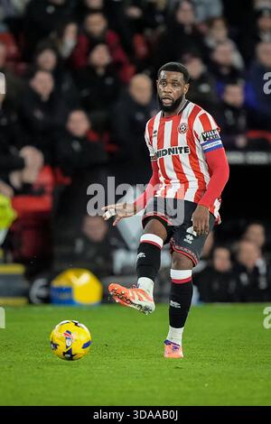 Sheffield, Regno Unito. 9 dicembre 2025. Japhet Tanganga di Sheffield United passa la palla durante la partita del Campionato Sky Bet Sheffield United vs Norwich City a Bramall Lane, Sheffield, Regno Unito, 9 dicembre 2025 (foto di Maynard Manyowa/News Images) *** GER AUT sui OUT *** a Sheffield, Regno Unito il 12/9/2025. (Foto di Maynard Manyowa/News Images/Sipa USA) credito: SIPA USA/Alamy Live News Foto Stock