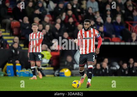 Sheffield, Regno Unito. 9 dicembre 2025. Japhet Tanganga di Sheffield United passa la palla durante la partita del Campionato Sky Bet Sheffield United vs Norwich City a Bramall Lane, Sheffield, Regno Unito, 9 dicembre 2025 (foto di Maynard Manyowa/News Images) *** GER AUT sui OUT *** a Sheffield, Regno Unito il 12/9/2025. (Foto di Maynard Manyowa/News Images/Sipa USA) credito: SIPA USA/Alamy Live News Foto Stock