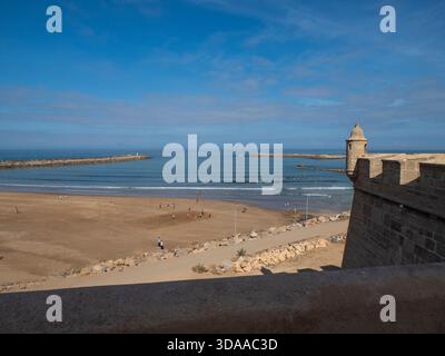 Vista sulla spiaggia di Rabat dalla Kasbah della fortezza di Udayas a Rabat in Marocco. Posizione alla foce del fiume Bou Regreg Foto Stock