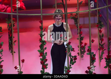 Saengerin Ella Endlich - ARD Live Show ãAdventsfest der 100,000 LichterÒ 2025 aus dem Congress Center Suhl *** Singer Ella Endlich ARD Live Show ãAdventsfest der 100 000 LichterÒ 2025 dal Congress Center Suhl Foto Stock