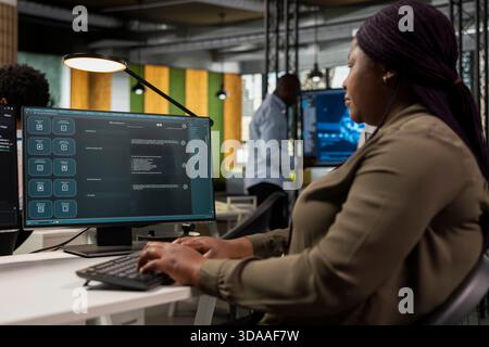 Amministratore di sistema in ufficio che utilizza un'applicazione per modelli linguistici di grandi dimensioni per ottenere assistenza con le attività di codifica. Informatico al lavoro che interagisce con il software GPT chatbot ai LLM su PC Foto Stock