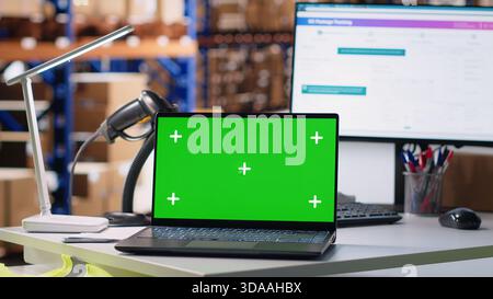 Il deposito del magazzino vuoto mostra la schermata con il modello dello spazio di copia, il centro di evasione ordini che spedisce pacchetti di merci per il commercio elettronico di acquisti online. Magazzino di marca locale. Foto Stock