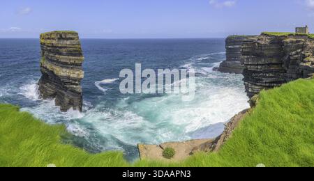 Dun Briste Sea Stack a Downpatrick Head, Lackan, Co Mayo, Irlanda Foto Stock