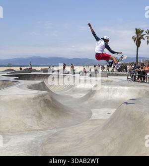 VENEZIA, STATI UNITI - 21 MAGGIO 2015: Passeggiata fronte oceano a Venice Beach, Skatepark, California. Venice Beach è una delle spiagge più popolari di LA Count Foto Stock