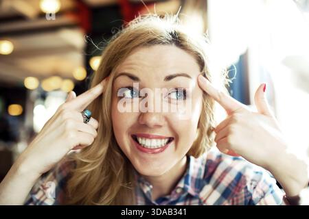 Giovane intelligente positivo pensare donna di successo sorridente Foto Stock