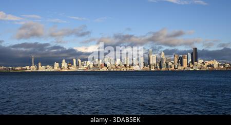 Panorama dello skyline cittadino di Seattle attraverso Elliott Bay al sole Foto Stock