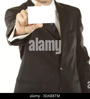 Uomo d'affari di consegnare un fustellato business card su sfondo bianco Foto Stock
