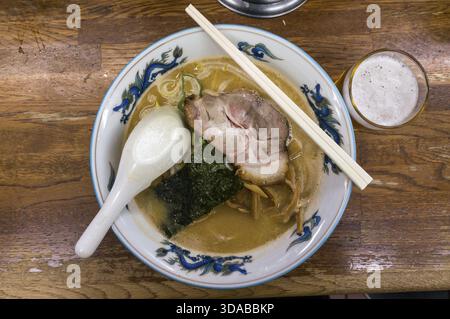Una ciotola di ramen di Sapporo miso in Giappone e un bicchiere di birra, sapporo, Giappone Foto Stock