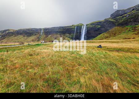 Cascata Seljalandsfoss, Islanda - 11 ottobre 2025 Foto Stock