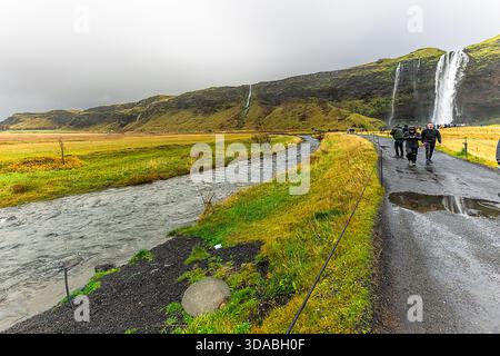 Cascata Seljalandsfoss, Islanda - 11 ottobre 2025 Foto Stock