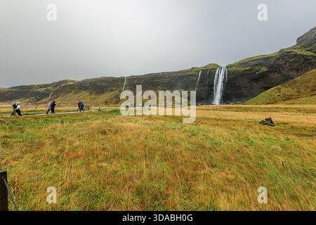 Cascata Seljalandsfoss, Islanda - 11 ottobre 2025 Foto Stock