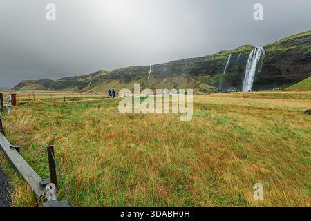 Cascata Seljalandsfoss, Islanda - 11 ottobre 2025 Foto Stock