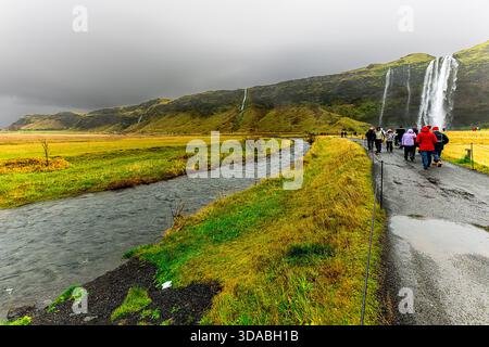 Cascata Seljalandsfoss, Islanda - 11 ottobre 2025 Foto Stock
