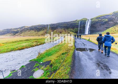 Cascata Seljalandsfoss, Islanda - 11 ottobre 2025 Foto Stock