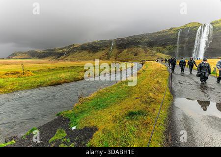 Cascata Seljalandsfoss, Islanda - 11 ottobre 2025 Foto Stock