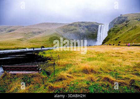 Cascata Skogafoss, Islanda - 11 ottobre 2025 Foto Stock