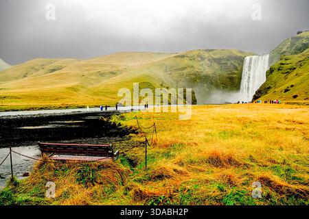 Cascata Skogafoss, Islanda - 11 ottobre 2025 Foto Stock