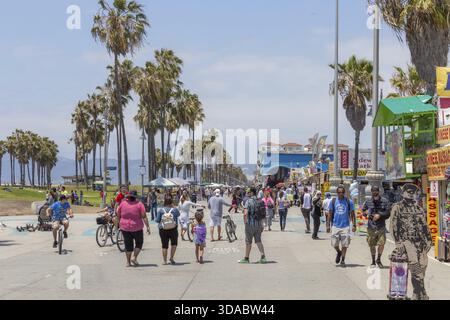 VENEZIA, STATI UNITI - 21 MAGGIO 2015: Passeggiata fronte oceano a Venice Beach, California. Venice Beach è una delle spiagge più popolari di LA County Foto Stock