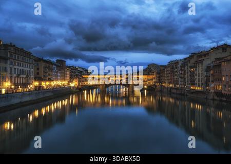 Ponte Vecchio e gli edifici nelle vicinanze di notte che si riflettono sul fiume Arno. Firenze, Italia, Firenze, Italia Foto Stock