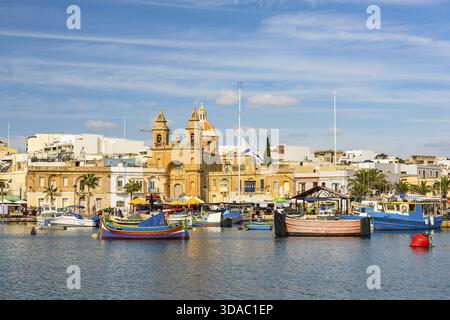 Barche colorate nel villaggio di pescatori di Marsaxlokk a Malta Foto Stock