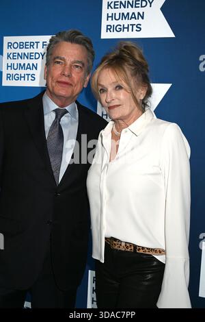 Peter Gallagher e la moglie Paula Harwood partecipano al Robert F. Kennedy Human Rights Ripple of Hope Awards Gala a New York, New York al Midtown Hilton il 9 dicembre 2025. Robin Platzer/Twin Images/credito: SIPA USA/Alamy Live News Foto Stock