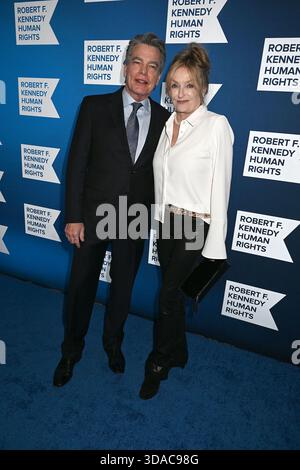 Peter Gallagher e la moglie Paula Harwood partecipano al Robert F. Kennedy Human Rights Ripple of Hope Awards Gala a New York, New York al Midtown Hilton il 9 dicembre 2025. Robin Platzer/Twin Images/credito: SIPA USA/Alamy Live News Foto Stock