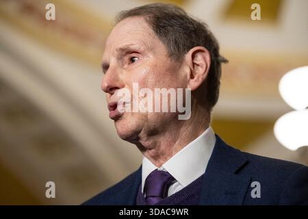 Washington, Stati Uniti. 9 dicembre 2025. Il senatore degli Stati Uniti Ron Wyden (democratico dell'Oregon) parla durante i pranzi politici settimanali nel corridoio dell'orologio dell'Ohio del Senato a Washington, DC domenica 9 dicembre 2025. Foto di Mattie Neretin/CNP/ABACAPRESS.COM credito: Abaca Press/Alamy Live News Foto Stock