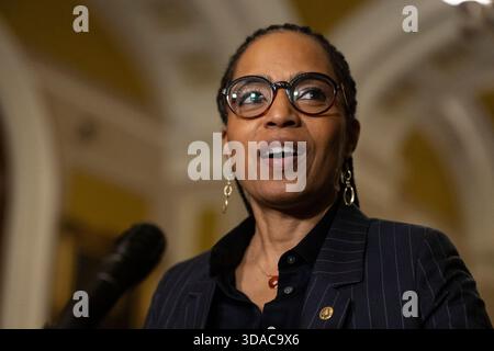 Washington, Stati Uniti. 9 dicembre 2025. La senatrice degli Stati Uniti Angela Alsobrooks (Democratica del Maryland) parla durante i pranzi politici settimanali nel corridoio dell'orologio dell'Ohio del Senato a Washington, DC domenica 9 dicembre 2025. Foto di Mattie Neretin/CNP/ABACAPRESS.COM credito: Abaca Press/Alamy Live News Foto Stock
