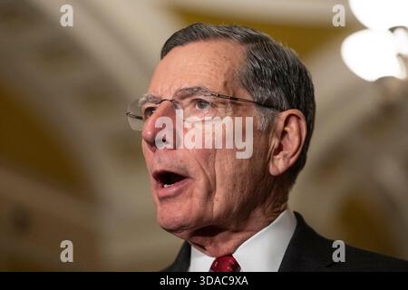 Washington, Stati Uniti. 9 dicembre 2025. Il senatore degli Stati Uniti John Barrasso (repubblicano del Wyoming) parla durante i pranzi politici settimanali nel corridoio dell'orologio dell'Ohio del Senato a Washington, DC domenica 9 dicembre 2025. Foto di Mattie Neretin/CNP/ABACAPRESS.COM credito: Abaca Press/Alamy Live News Foto Stock
