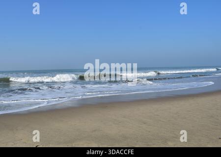 Splendida vista sul mare presso Cox's Bazar Beach, la spiaggia naturale più lunga del mare Foto Stock