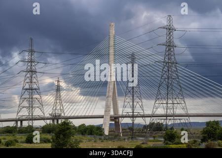 Tralicci elettrici e Flintshire Bridge con linee elettriche Foto Stock