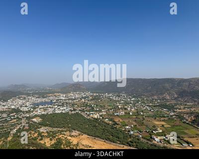 Vista di Pushkar sarovar circondato dalla città dal tempio di Savitiri situato su una collina della catena Aravalli Foto Stock