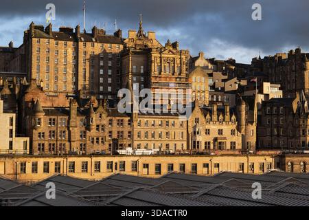 La città vecchia di Edimburgo al tramonto in Scozia, Regno Unito. Foto Stock