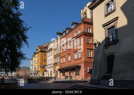 Case storiche affacciate sulla Piazza del Castello nella città vecchia di Varsavia in Polonia. Foto Stock