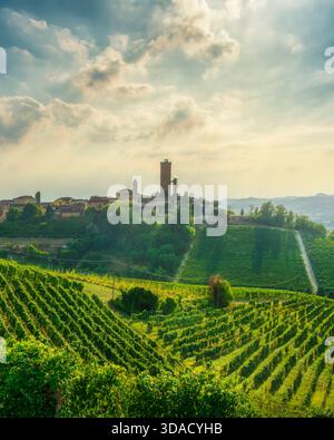 Veduta verticale dello storico borgo di Barbaresco, Piemonte, Italia, che coronava una collina nelle Langhe. La torre e la chiesa dominano lo Skyli Foto Stock
