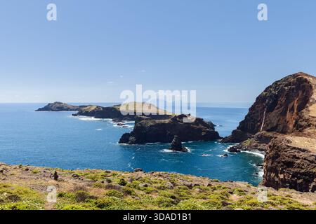 Ampia vista costiera di Ponta de Sao Lourenco Madeira che mostra aspre scogliere vulcaniche e brillante acqua dell'Atlantico da un alto punto panoramico, catturando capo illuminato dal sole Foto Stock