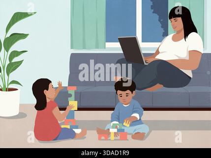 Madre che lavora al computer portatile sul divano del soggiorno vicino ai bambini che giocano con i blocchi di giocattoli Foto Stock