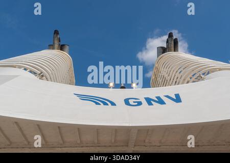18.06.25, Genua, Italia, vista ravvicinata delle imbuti dei traghetti GNV che si innalzano contro un cielo azzurro limpido. Le linee pulite e moderne della nave enfatizzano la navigazione marittima Foto Stock