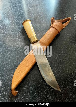 Un tradizionale coltello da caccia Sami (Puukko) finlandese con manico in legno di betulla, raccordo in ottone e guaina in pelle - utilizzato per la caccia alle renne Foto Stock