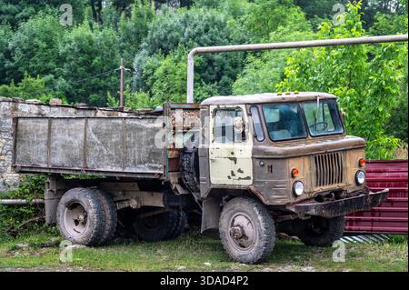 LAHIJ, AZERBAIGIAN - 17 GIUGNO 2025: Vecchio camion sovietico parcheggiato in una strada di pietra nel villaggio di montagna di Lahij, Azerbaigian. Foto Stock