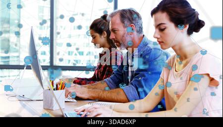 Tre colleghi stanno analizzando i dati di e-commerce in design piatto con laptop, icone euro e percentuale Foto Stock