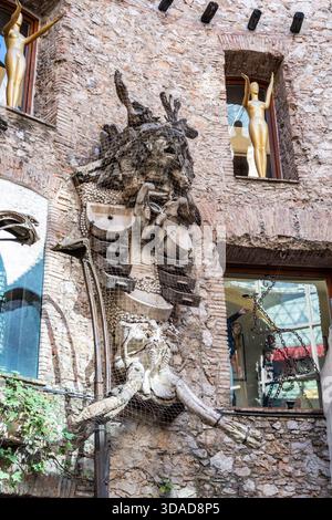 Mostro grottesche, cortile centrale, Teatro-Museo Dalí, Figueres, Provincia di Girona, Catalogna, Spagna Foto Stock