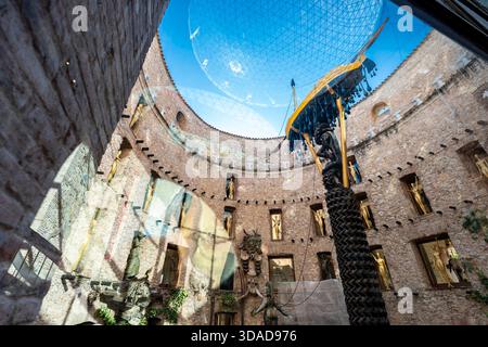 Barca di gala sulla colonna di pneumatici, cortile centrale, Teatro-Museo Dalí, Figueres, Provincia di Girona, Catalogna, Spagna Foto Stock